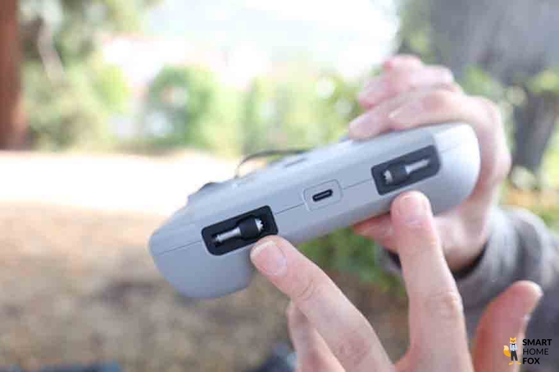 Die Joysticks des DJI RC-N1 Controllers für die DJI Mini 3 Pro befinden sich auf der Unterseite der Fernsteuerung in 2 Fächern.